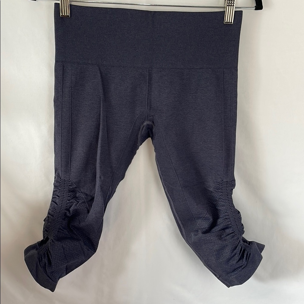 Blue‎ High-Rise Capri Leggings